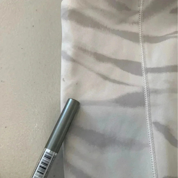 ATHLETA Salutation Stash Gray Zebra Stripe 7/8 Tight Leggings Size Large - Picture 12 of 13